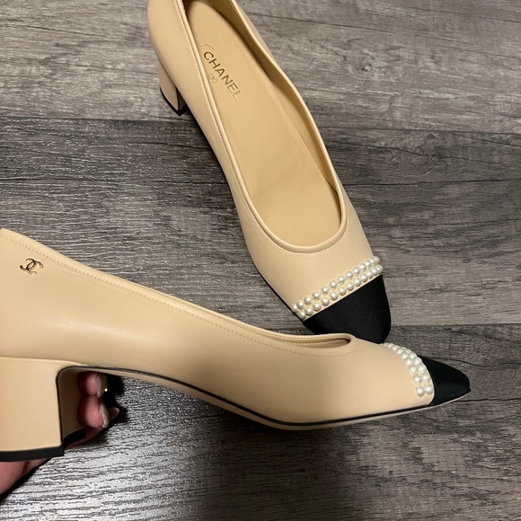 Like New Chanel Heels Beige and Black with pearls - Picture 9 of 13